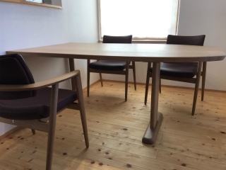 新潟市のT様邸160幅ナラ材変形ダイニングテーブル・腰にやさしいアームチェアをお届けしました！