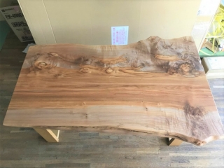 新発田市H様邸の120幅一枚板楓材ダイニングテーブルを塗装仕上げ直ししました！