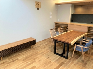 千葉県のA様邸へ181幅一枚板モンキーポット材ダイニングテーブル、腰にやさしい椅子、180幅TVボードをお届けしました！