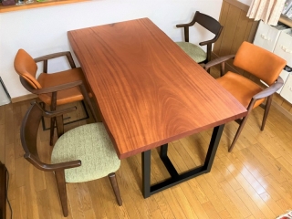 新発田市のI様邸へ166幅一枚板マホガニー材ダイニングテーブル、腰にやさしい椅子、ハーフアームチェアをお届けしました！