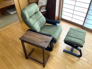 新潟市のW様邸へ一人掛けリクライナー・オットマン・ウォールナット材サイドテーブルをお届けしました！